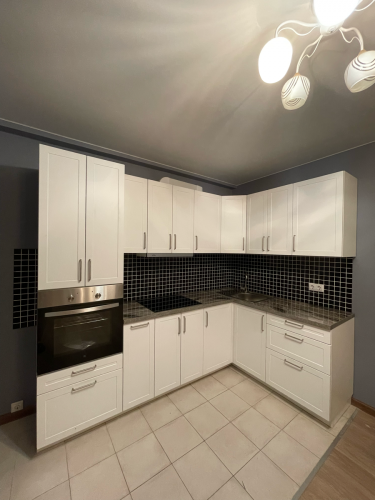 Установлены шкафы, закреплены фасады, смонтирована столешница, подключена техника, врезана мойка, размещены ручки, выполнена облицовка фартука, проведены коммуникации, завершена отделка.