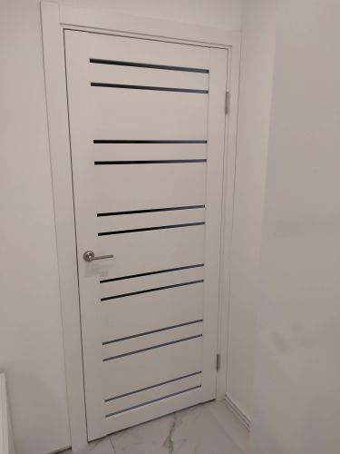 Установлена новая деревянная створка, закреплены петли, врезана ручка, отрегулированы зазоры, проверена плавность открывания и закрывания, выполнена отделка наличниками.