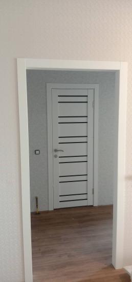 Установлена новая межкомнатная дверь с одной створкой. Проведены работы по монтажу дверной коробки, навеске полотна, закреплению петель и установке ручки. Завершено оформление проема.