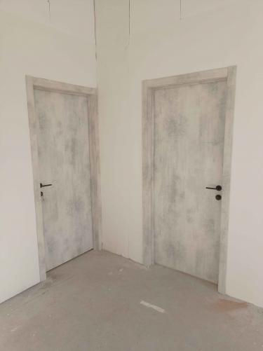 Выполнена установка запорного механизма в дверное полотно. Проведено сверление, монтаж, фиксация ручек. Обеспечена корректная работа замка, проверена функциональность.