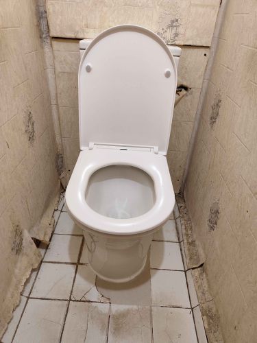 Установлен новый напольный унитаз, подключен к водопроводу и канализации, проверена герметичность соединений, закреплен на полу, установлено сиденье, проверена работоспособность сливного механизма.