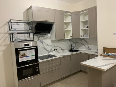 Устройство установлено в кухонный шкаф, подключено к электросети, проверена работоспособность. Все провода аккуратно спрятаны, обеспечена безопасность эксплуатации.