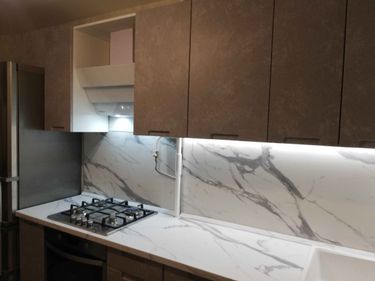 Выполнен точный распил кухонной поверхности для установки варочной панели и мойки. Подготовлены отверстия, обеспечивающие плотное прилегание элементов к столешнице.