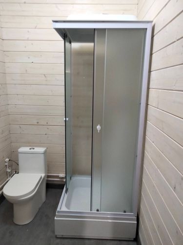 Установлена новая душевая кабина: закреплены стенки, поддон, подключены коммуникации, отрегулированы двери, проверена герметичность, обеспечена функциональность, завершен монтаж.