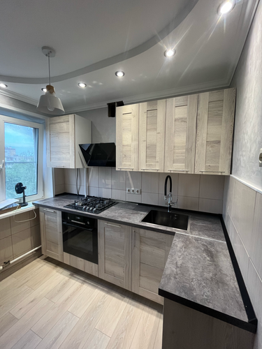 Установлена новая полка на кухне, закреплена над рабочей зоной. Все элементы надежно зафиксированы, обеспечивая устойчивость и безопасность. Работа выполнена аккуратно и качественно.