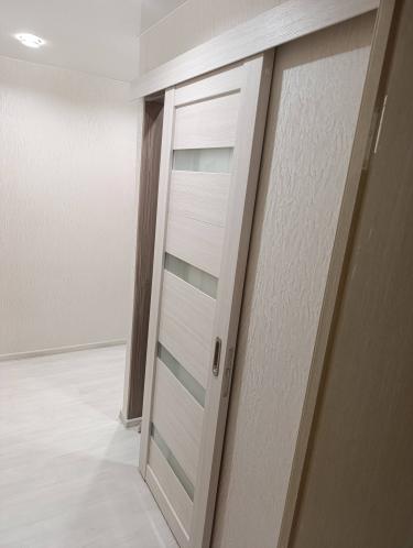 Установка межкомнатной одностворчатой раздвижной навесной двери без отделки проема