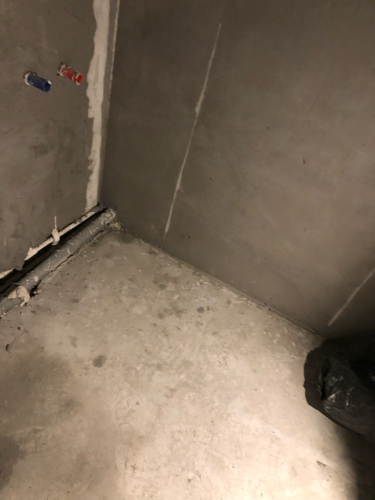 Обработаны поверхности, нанесен ровный слой смеси, углы выровнены, швы заделаны, подготовлено к дальнейшей отделке, обеспечена гладкость и прочность покрытия.