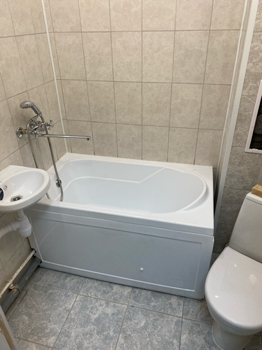 Установлена новая угловая ванна, подключены водопроводные трубы, герметизированы стыки, смонтирован смеситель, проверена работа сливной системы, завершены отделочные работы.