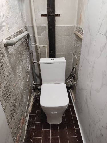 Установлен новый напольный унитаз, подключены коммуникации, проверена герметичность соединений. Обновлено покрытие пола и стен, обеспечена надежная фиксация сантехники.