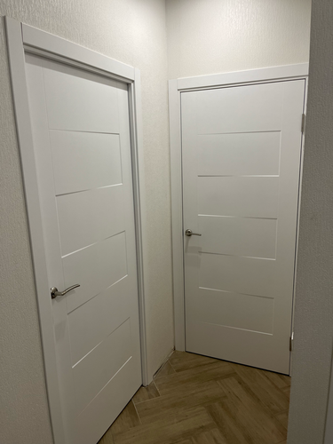 Установлен замок: выполнено точное сверление, произведена фиксация механизма, закреплены ручки, отрегулирована защелка, проверена плавность работы. Дверь функционирует безупречно.