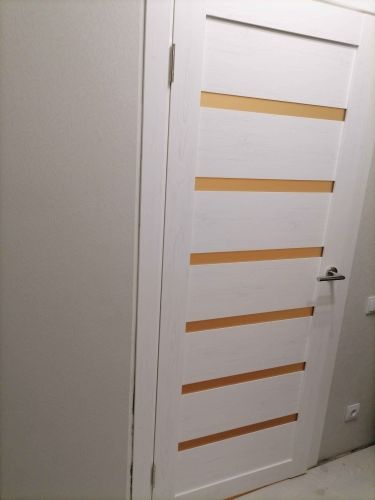 Установлены дополнительные элементы на дверь, обеспечивающие завершенный вид и гармоничное сочетание с интерьером. Работа выполнена аккуратно, без зазоров и дефектов.