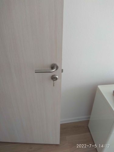 Выполнена установка запорного механизма в дверное полотно, произведено аккуратное сверление, закрепление ручки, проверка функционирования, завершение работы без повреждений поверхности.