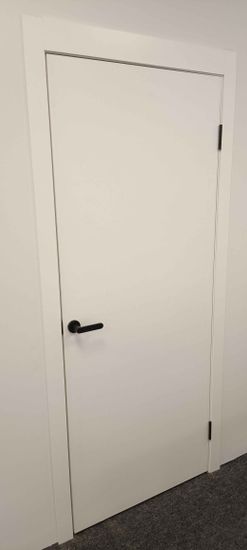 Выполнена установка запорного механизма в дверь. Проведены работы по вырезанию отверстия, закреплению ручки и проверке функционирования. Все элементы надежно зафиксированы и протестированы.