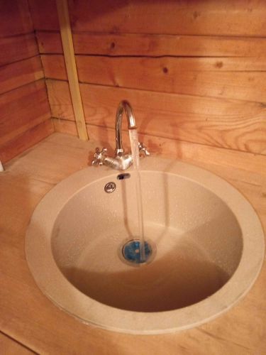 Выполнен точный вырез для раковины в деревянной поверхности, установлена сантехника, обеспечено плотное прилегание и герметичность соединений.