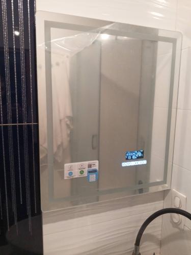 Монтаж зеркала с подсветкой