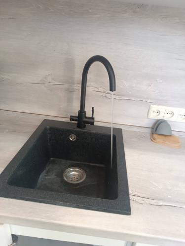 Установка проточного фильтра под мойку