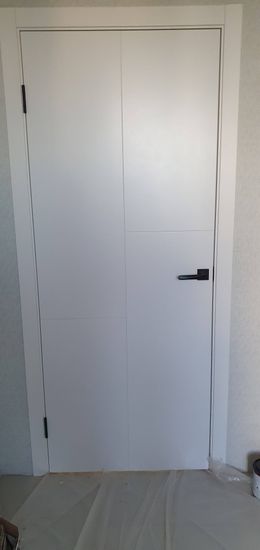 Установлен новый замок в деревянную дверь, выполнены аккуратные вырезы для механизма и ручки, обеспечена точная подгонка деталей, завершена проверка функциональности.