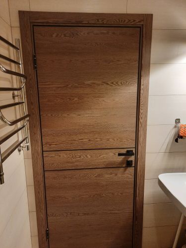 Установлена складная дверь, закреплены направляющие, створки соединены, проверена плавность движения, отрегулированы петли, добавлены ручки, обеспечена надежная фиксация конструкции.