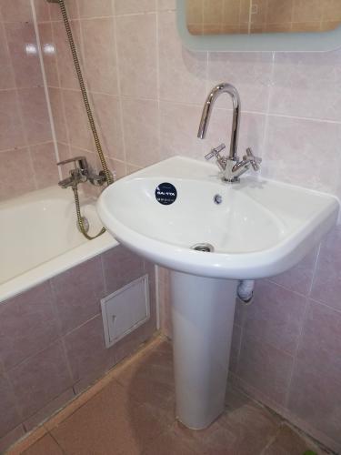 Установлена новая раковина с подключением к водопроводу, закреплён смеситель, подведены трубы, герметизированы стыки, проверена система на утечки, завершена отделка.