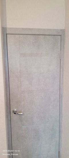 Установлен новый замок в деревянную дверь, выполнено аккуратное сверление, произведена точная подгонка, закреплены ручка и запорный механизм, обеспечена плавная работа.