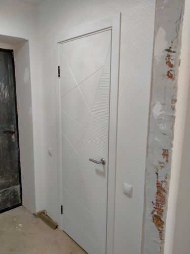 Установлена новая деревянная створка, закреплены петли, врезана ручка, отрегулированы зазоры, проверена плавность хода, завершена отделка откосов, обеспечена надежная фиксация.