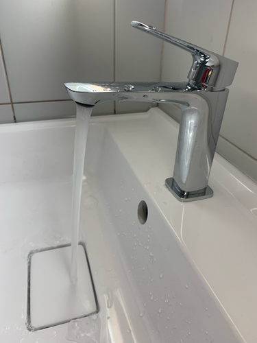 Завершена установка нового крана, обеспечивающего надежное перекрытие воды. Демонтирован старый элемент, проведены работы по герметизации соединений, проверена функциональность системы.