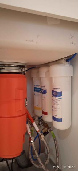 Заменены картриджи системы очистки воды, проверены соединения, устранены протечки, обновлены уплотнители, проведена диагностика работы фильтрующего оборудования, восстановлена герметичность.