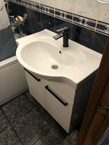 Заменена кранбукса в смесителе. Демонтированы старые элементы, установлены новые детали, проверена герметичность соединений, восстановлена функциональность устройства.