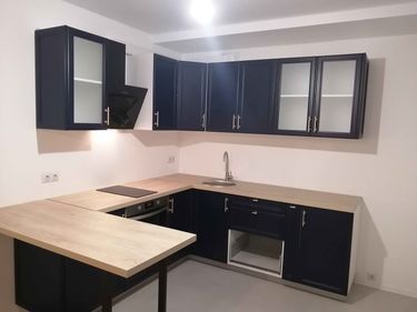 Установлены шкафы, закреплены фасады, смонтирована столешница, подключена мойка, встроена варочная панель, размещена вытяжка, собраны ящики, установлены ручки.