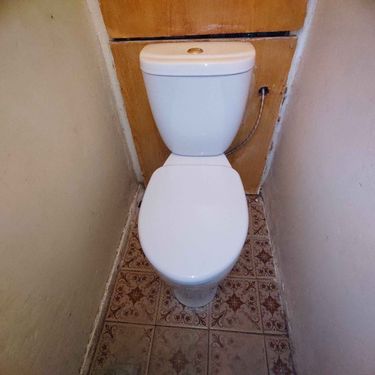 Установлено новое сантехническое оборудование, подключено к водопроводу, закреплено на полу, проверена герметичность соединений, выполнена отделка прилегающих поверхностей.