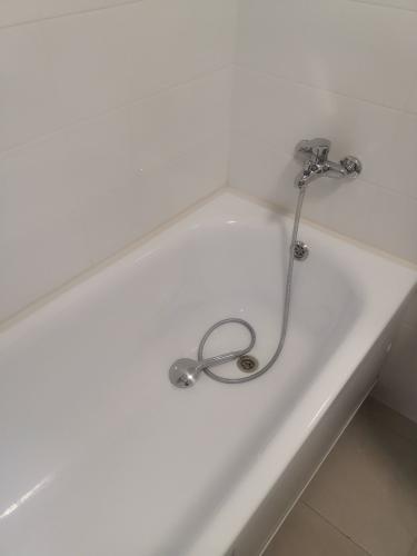 Обновлены соединения между ванной и стенами, использован водостойкий состав для предотвращения протечек, обеспечена защита от влаги, улучшена эстетика и долговечность поверхности.