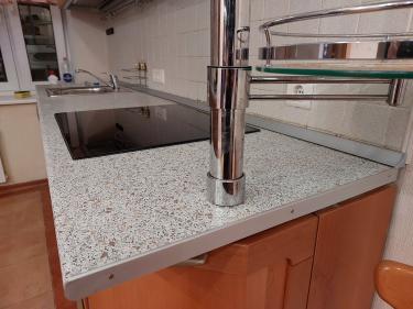 Установлен и подключен прибор для переработки отходов под раковиной, обеспечено соединение с системой водоотведения и электропитанием, проверена работоспособность устройства.