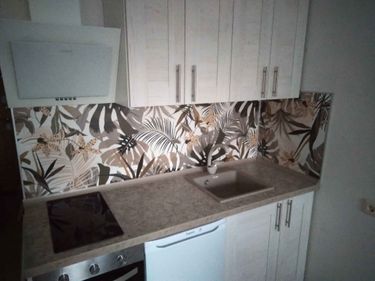 Выполнена установка кухонной поверхности с вырезами под варочную панель и мойку, обеспечена точная подгонка и аккуратная обработка краев, гармонично вписана в интерьер.