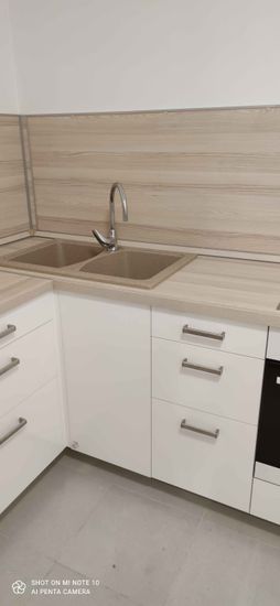 Выполнен точный раскрой кухонной поверхности, установлена мойка, подогнаны края, обеспечена аккуратная подгонка под интерьер, завершены работы по монтажу и обработке стыков.