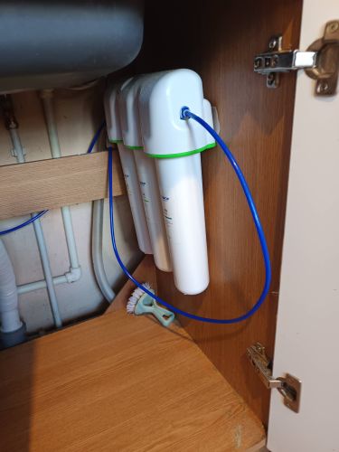 Установка проточного фильтра под мойку