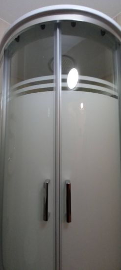 Установлена новая душевая кабина: демонтирована старая ванна, проведены сантехнические работы, подключены коммуникации, смонтированы стеклянные панели и двери, проверена герметичность.