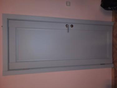 Установлена новая деревянная створка, закреплены петли, врезан замок, отрегулирована фурнитура, выполнена отделка проема, обеспечена плавная работа конструкции, завершены отделочные работы.