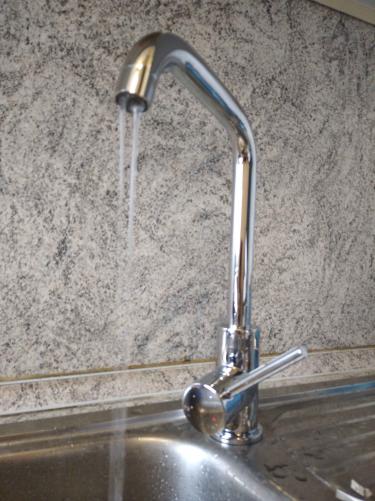 Установлен новый хромированный кран на кухне, подключены трубы, проверена герметичность соединений, обеспечен стабильный поток воды, проверена работа вентиля.