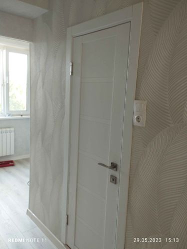 Установлен новый замок в деревянную дверь, выполнены все необходимые отверстия, закреплена ручка, проверена функциональность механизма, обеспечена плавная работа и надежное закрытие.