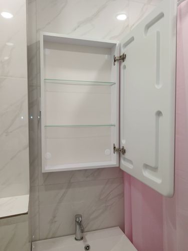 Монтаж зеркального шкафа с подсветкой