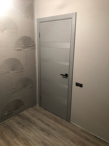 Установлена деревянная створка, закреплены петли, врезан замок, отрегулирована фурнитура, проверена плавность хода, выполнена отделка проема, произведена финальная проверка.