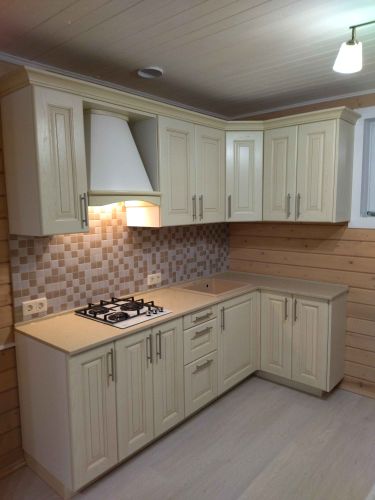 Установлена новая поверхность из искусственного камня, выполнены вырезы под варочную панель и мойку, закреплены элементы, обеспечена точная подгонка и герметизация стыков.