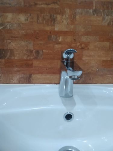 Изображен блестящий смеситель на фоне кафеля. Проведена замена кранбуксы, обеспечившая исправное функционирование устройства. Устранены протечки, восстановлена герметичность.