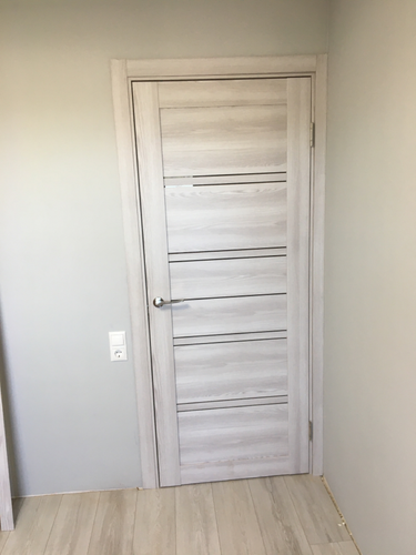 Изображена установленная дверь-гармошка. Проведены работы по монтажу направляющих, креплению полотна, регулировке механизмов, обеспечивающих плавное движение. Завершена отделка проема.