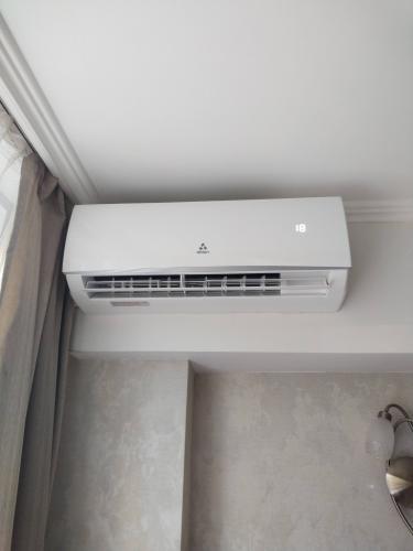 Проведена очистка фильтров, обработка теплообменника, удаление пыли с внутренних элементов, проверка дренажной системы, восстановление работоспособности устройства.