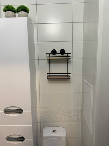 На стене установлена полка, закрепленная надежно. Проведены работы по сверлению, использованы крепежи. Полка ровно висит, готова к использованию, добавляя функциональность и стиль.