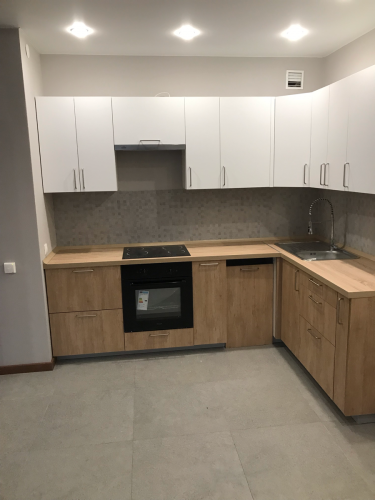 Выполнен монтаж новой электрической точки в кухонной зоне. Установлено устройство для подключения бытовой техники, обеспечено надежное крепление и безопасное функционирование.