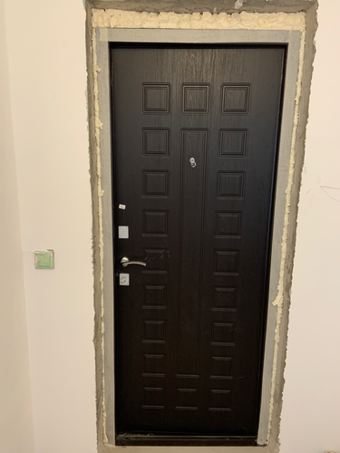 Установлена металлическая дверь, закреплена в проеме, зазоры заполнены монтажной пеной для изоляции, проверена работа замков и ручек, обеспечена надежная фиксация конструкции.