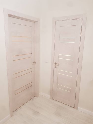 Установлен замок в дверь: выполнены вырезы, вставлены механизм и ручка, отрегулированы элементы, проверена работоспособность.