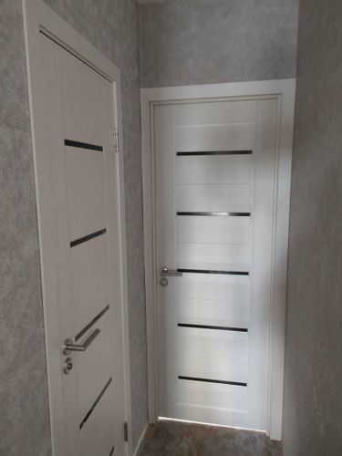 Установлен замок в дверь: выполнено сверление, монтаж механизма, закрепление ручек, проверка работы. Все элементы аккуратно подогнаны, обеспечивая плавное закрытие и надежность.